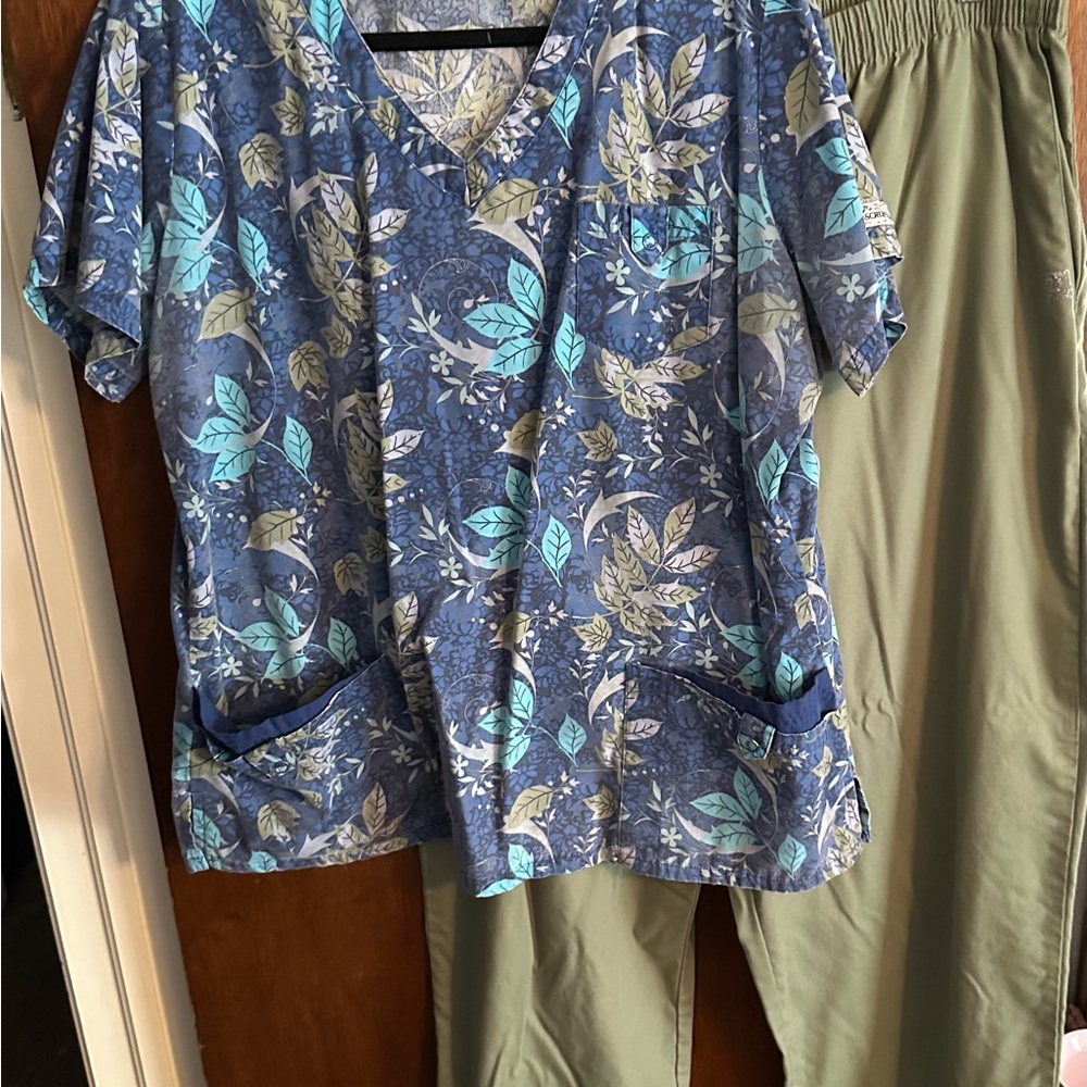 Uniform Advantage Leaf Pattern Scrub Set